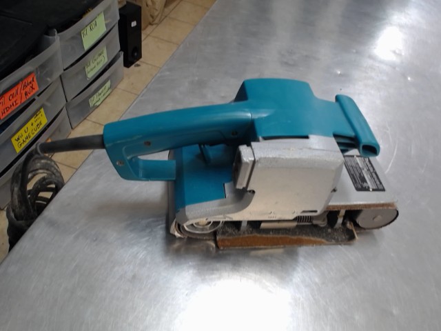 Sableuse makita filaire