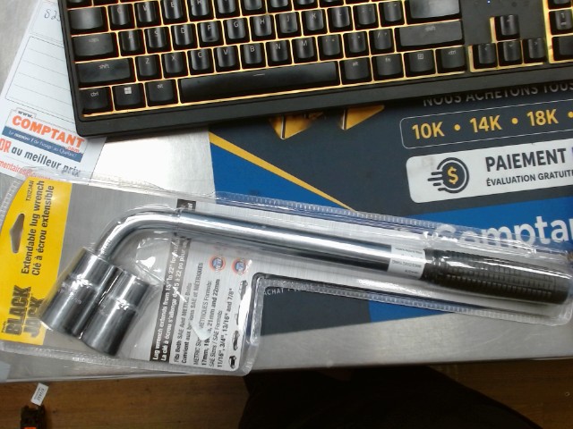 Extendable lug wrench