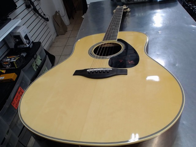 Guitare yamaha dans case noir