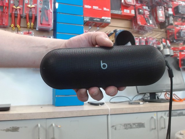 Speaker pill black