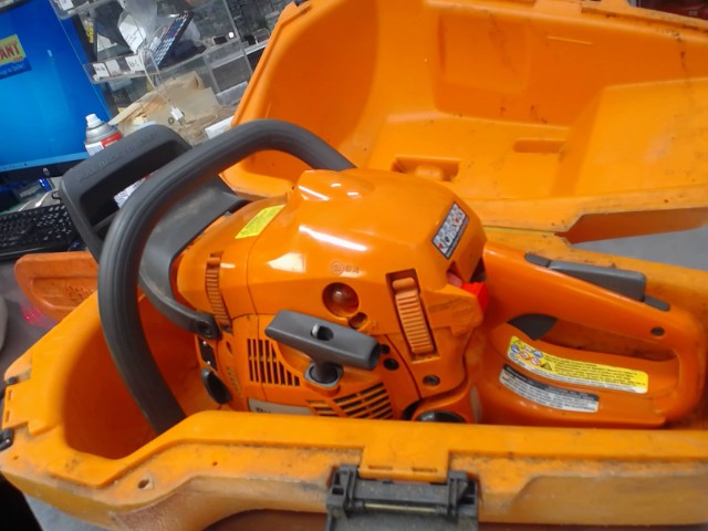 Chainsaw husqvarna 445 xtorq +case
