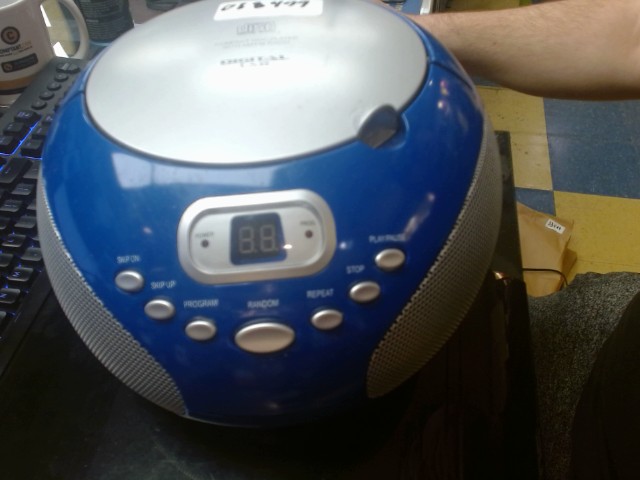 Vieux cd player radio bleu