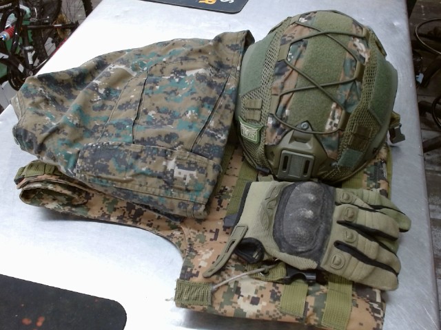 Gillet avec casque gant et pantalon