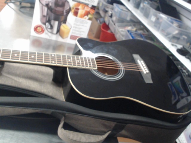 Guitar noir dans case