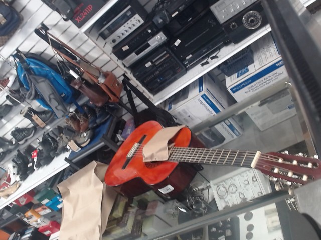 Guittar acoustiqur orange