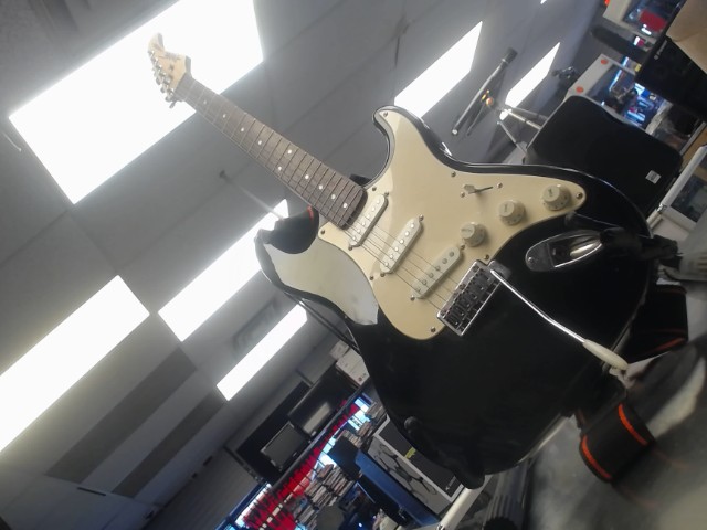 Electric guitar (missing cords)