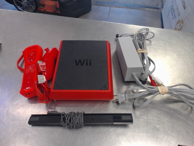 Wii mini rouge avec fils et man+nunchuck