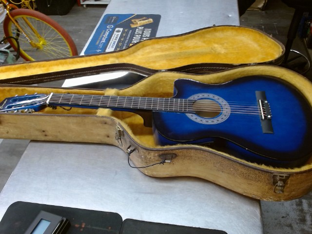 Guitare soozier dans case quebec