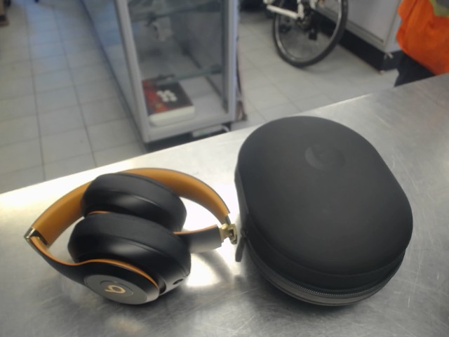 Beats solo 3 noir or dans case