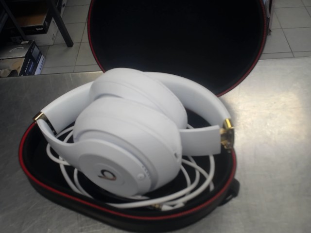 Beats studio3 blanc dans case