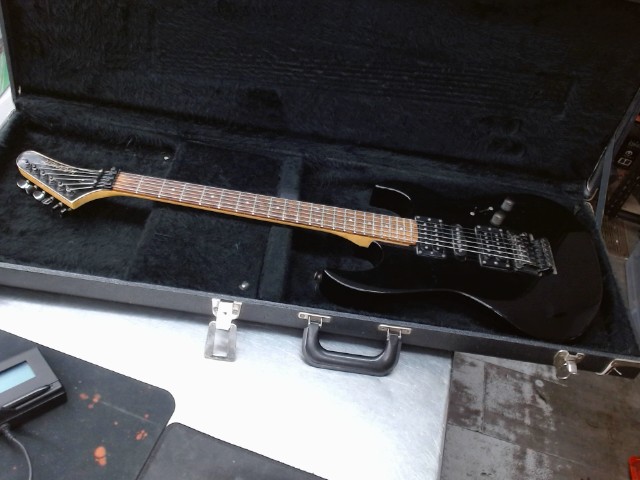 Guitare electrique noir case dur