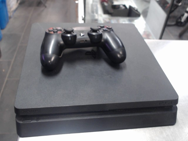 Ps4 slim avec une manette