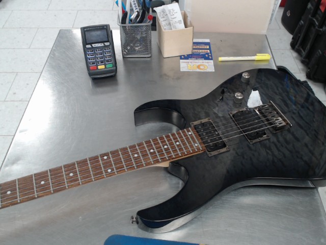 Guitar electrique libanaise