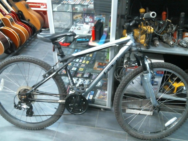 Velo de montagne gris avec suspension