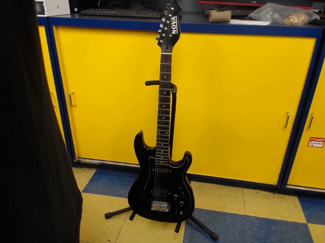 Guitare elec noire av case mou