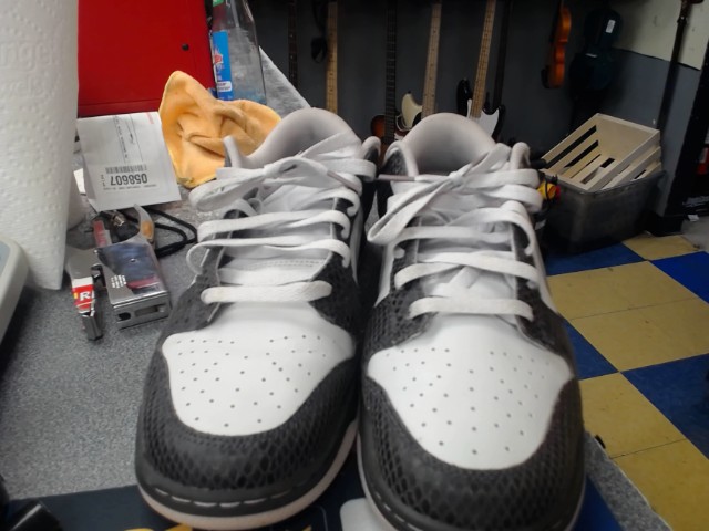 Soulier nike blanc noir et rose