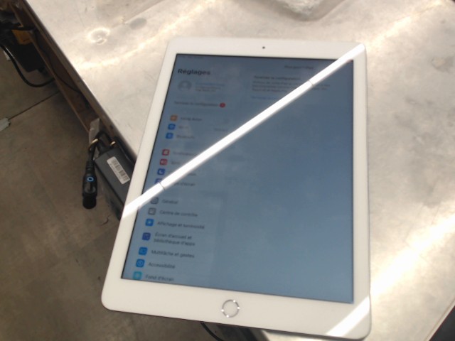 Apple ipad grey 32gb 6th gen +cahrge