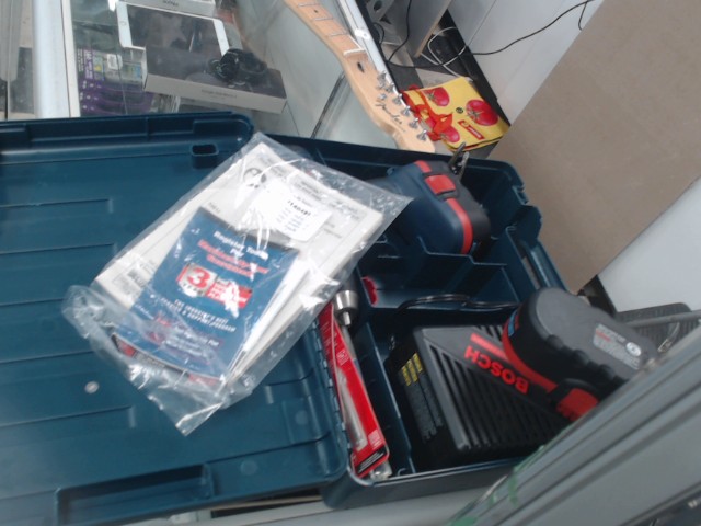 Kit avec perceuse batt chargeur