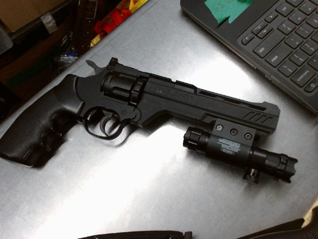 Gun a plomb avec laser