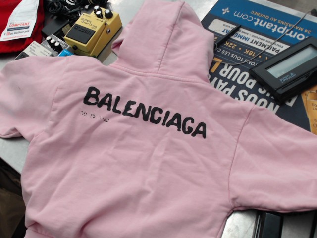 Kid size hoodie pink tag 550$ 2022