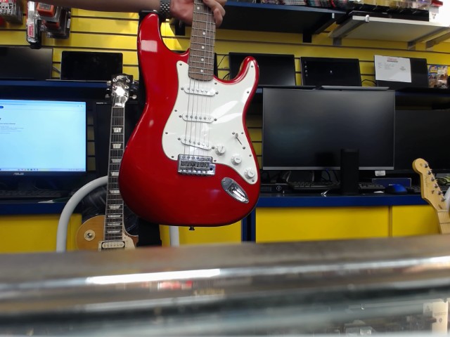 Guitare rouge dans sac noir