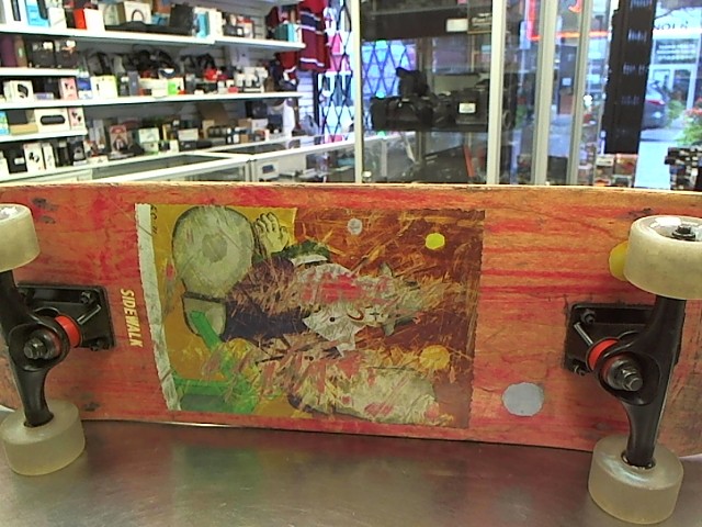 Skateboard roouge