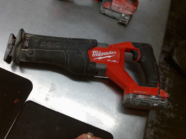 Sawzall milwaukee avec batterie 2 ah