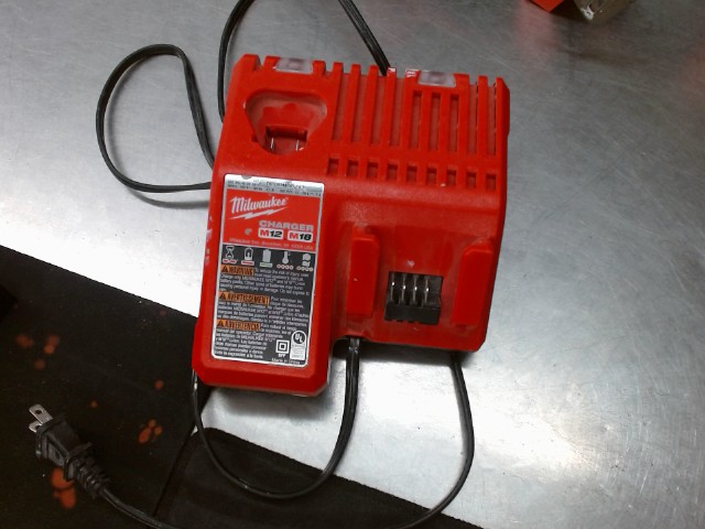 Chargeur a batterie milwaukee