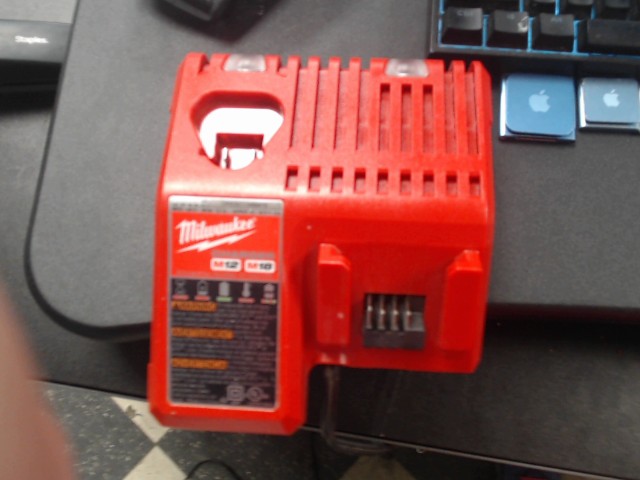 Milwaukee chargeur