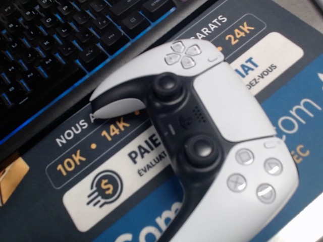 White wireless ps5 controller