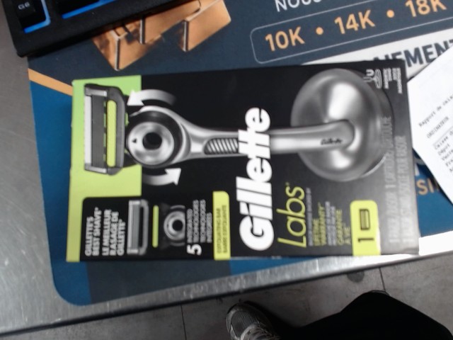 Razor handle