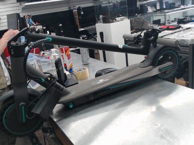 Scooter electrique gris vert chargeur