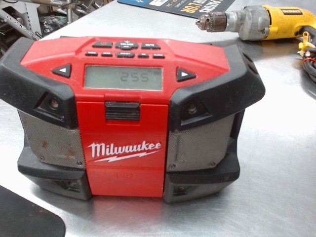 Radio chantier milwaukee avec batterie