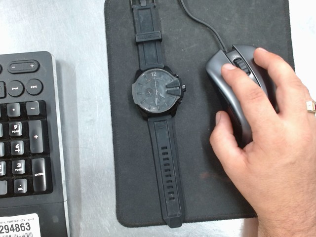 Montre noir sur noir