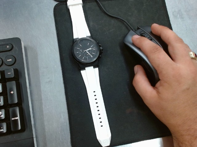 Montre noir bracelt blanc