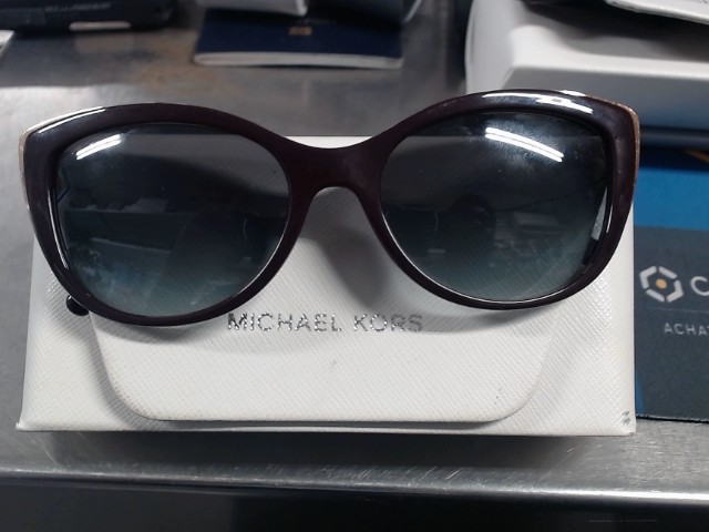Lunette de soleil pour femme av case