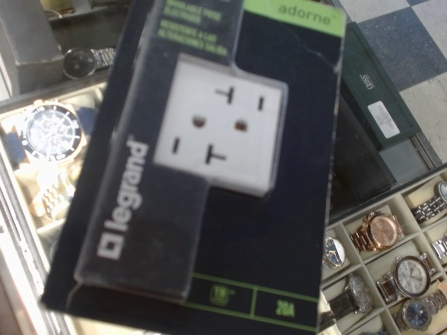 Tamper-resistant outlet