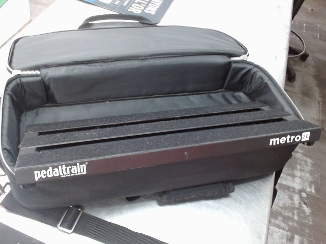 Pedal board noir dans le sac