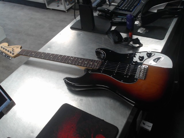 Guitare fender stratocaster hss 3 ton