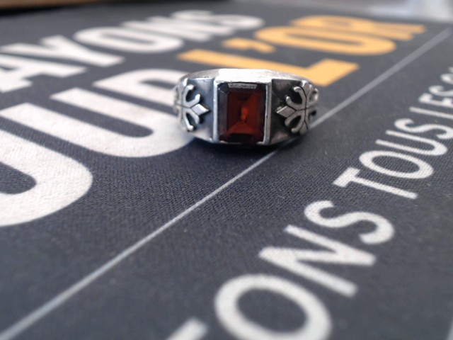 Bague en argent avec pierre rouge