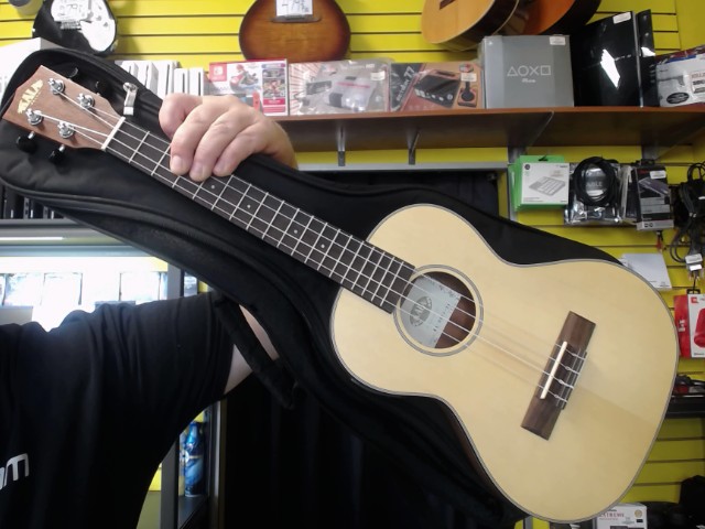 Ukulele �lectro-acoustique tenor +etui