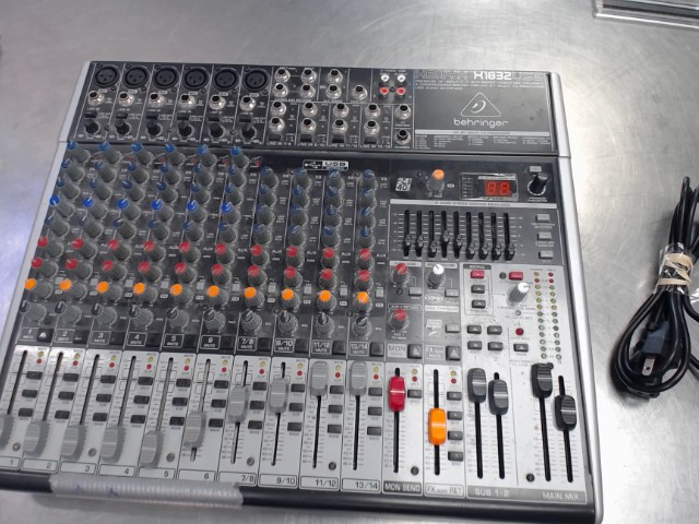 Bus mixer behringer xenyx x1832 + fil