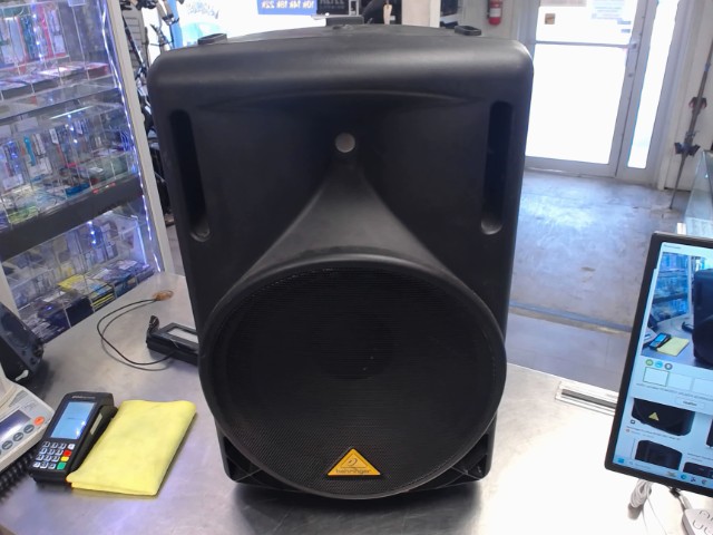 Powered speaker behringer eurolive b215d