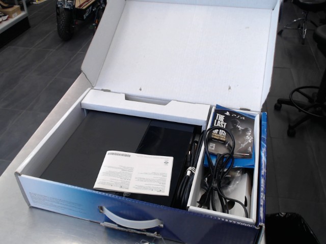Ps4 avec boite + manette et fil