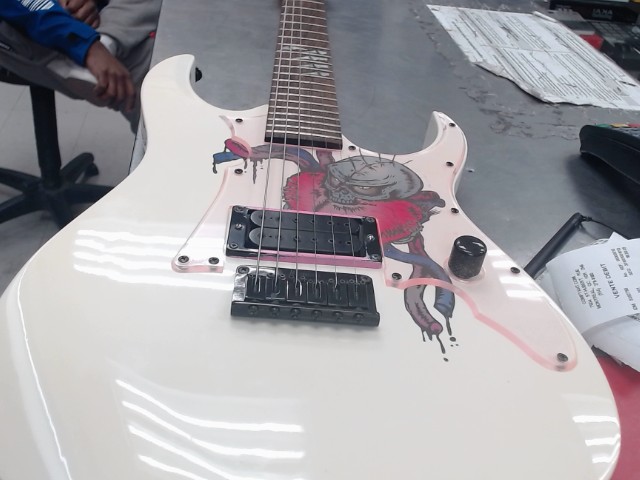 Guitare avec case noir + acc