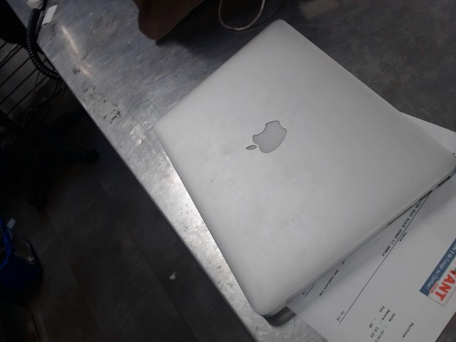 Macbook2015 8gb ram 256gb intel i5