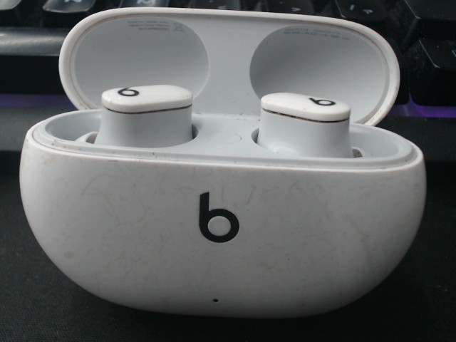 Beats solo buds scratched case white