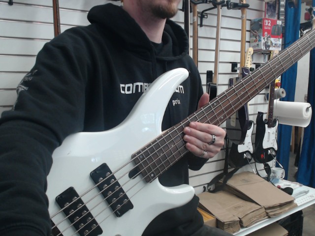 Basse electrique 5 cordes blanche