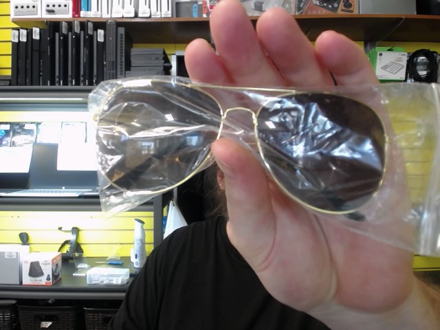 Lunette de soleil dor� neuve