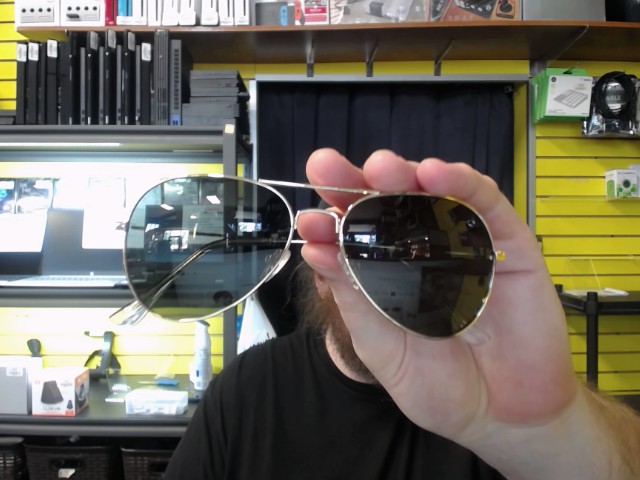 Lunette de soleil dor�e